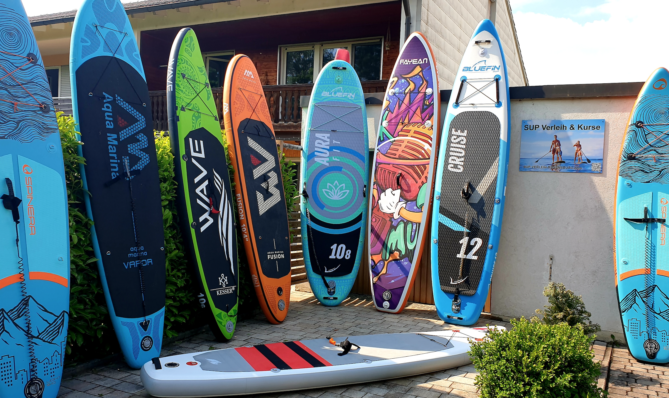 SUP Boards bereit am Wasser