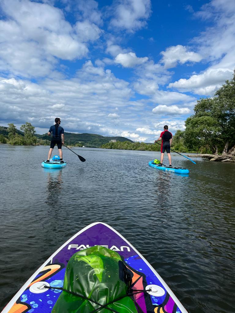 SUP Board am Flussufer
